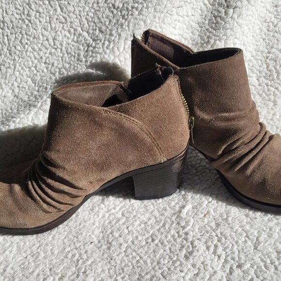 BOC Born Concept Boots Womens 7 M Slouch Ankle Bootie Z59917 Brown Suede Heels - Picture 2 of 8
